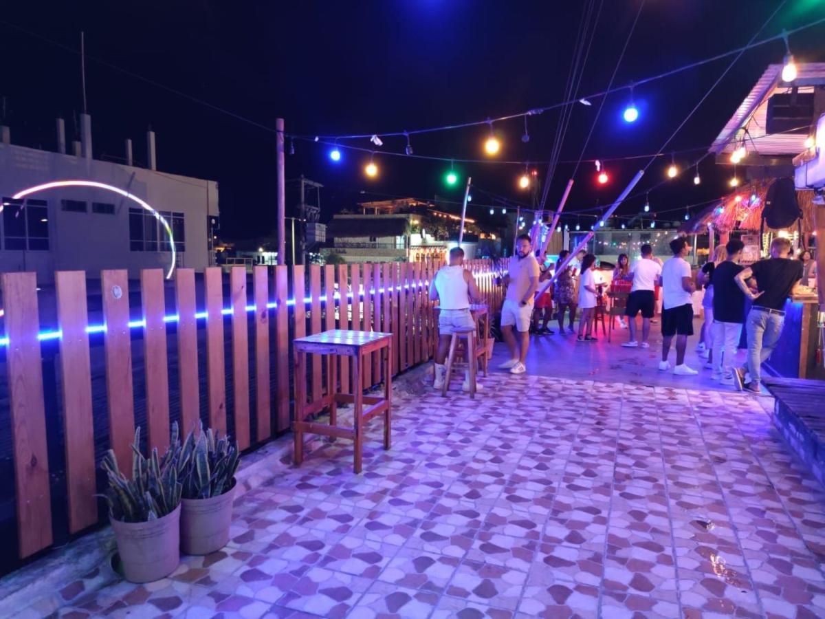 Straw Hat Hostel & Rooftop Bar ตูลุม ภายนอก รูปภาพ