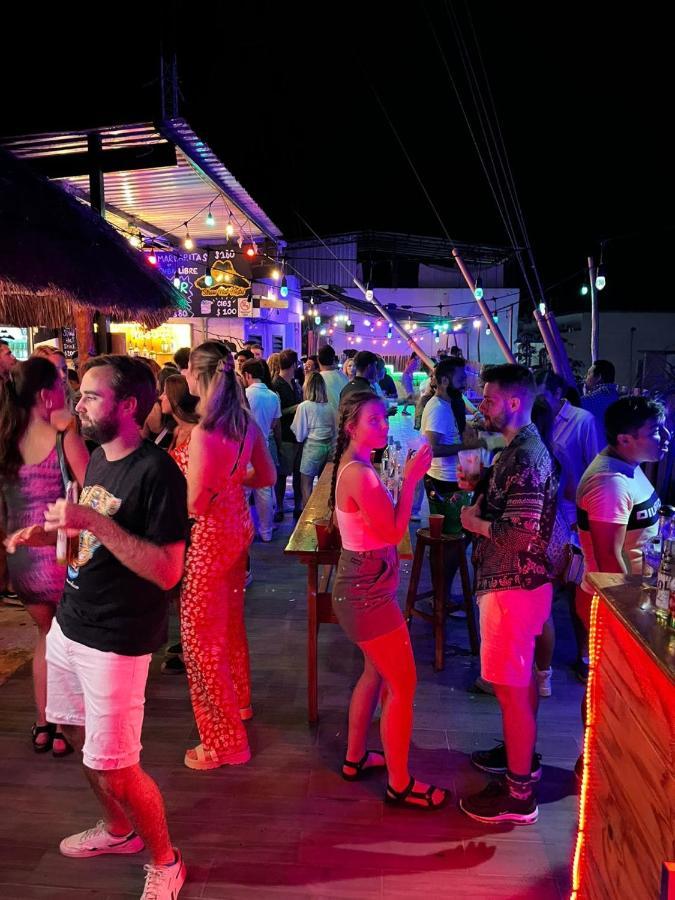 Straw Hat Hostel & Rooftop Bar ตูลุม ภายนอก รูปภาพ