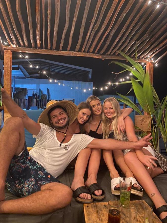 Straw Hat Hostel & Rooftop Bar ตูลุม ภายนอก รูปภาพ