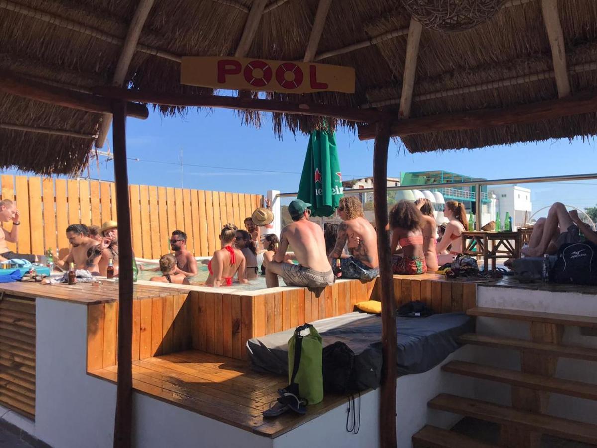 Straw Hat Hostel & Rooftop Bar ตูลุม ภายนอก รูปภาพ